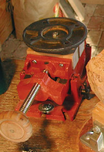 Tilting vise